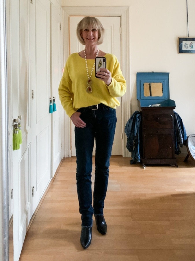 yellow jumper American Vintage on frayed jeans