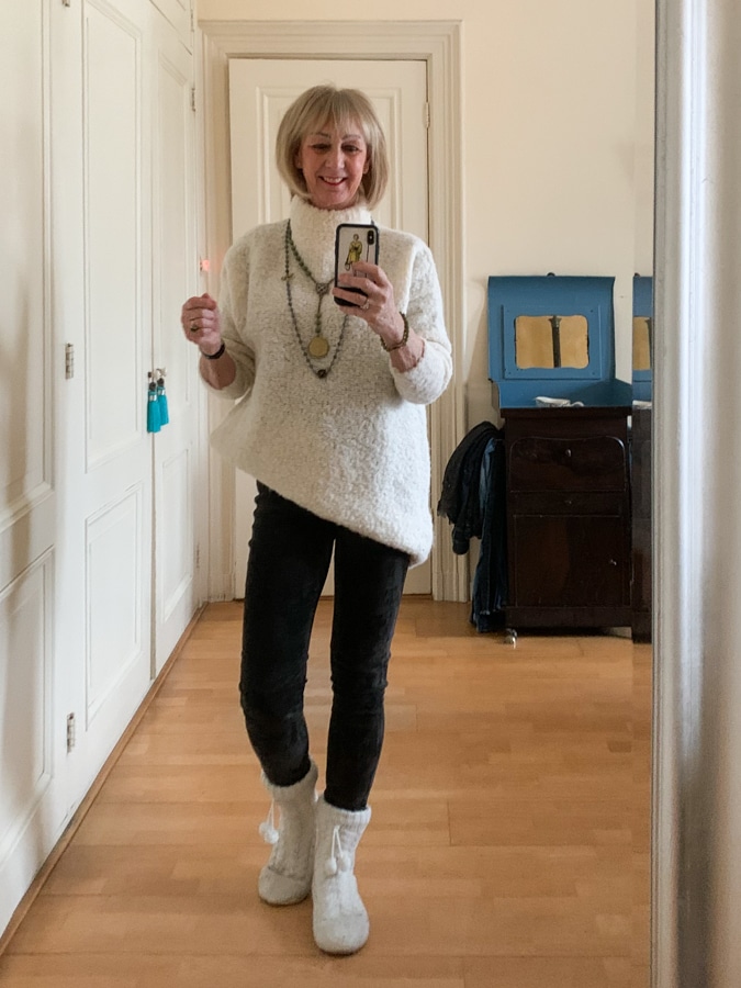 Oversized jumper on grey suede legging