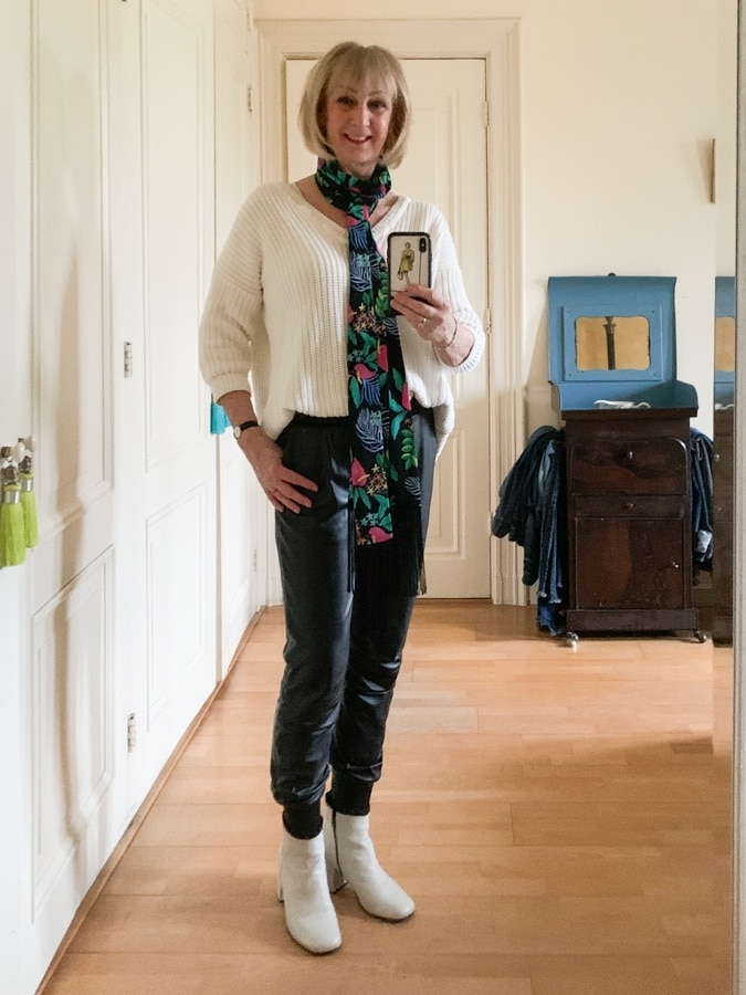 Outfit Monday black jogging trousers with white jumper