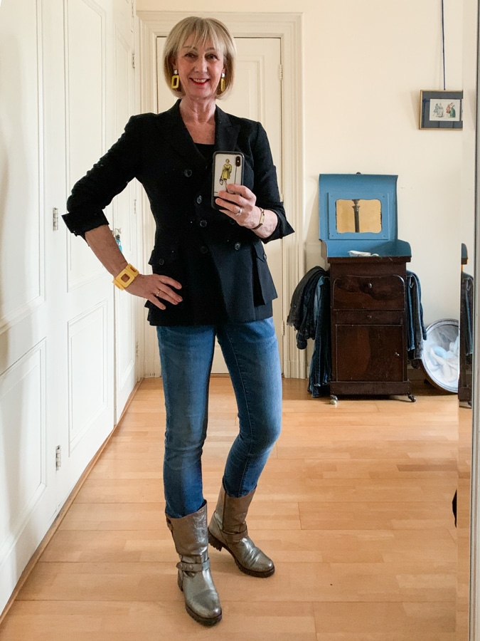 Monday outfit with black blazer