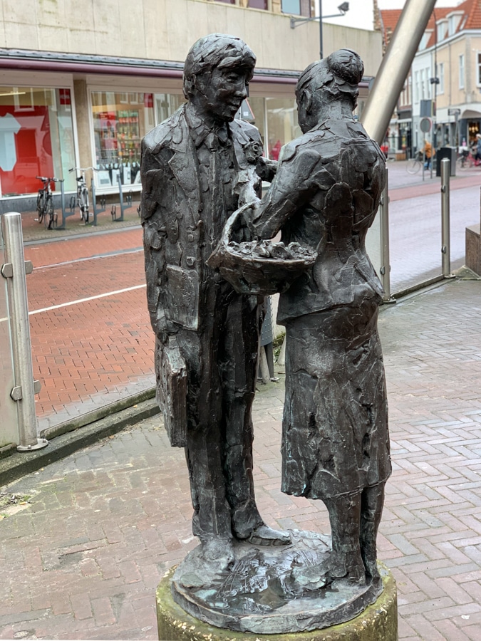 Statue flower girl by Kees Verkade