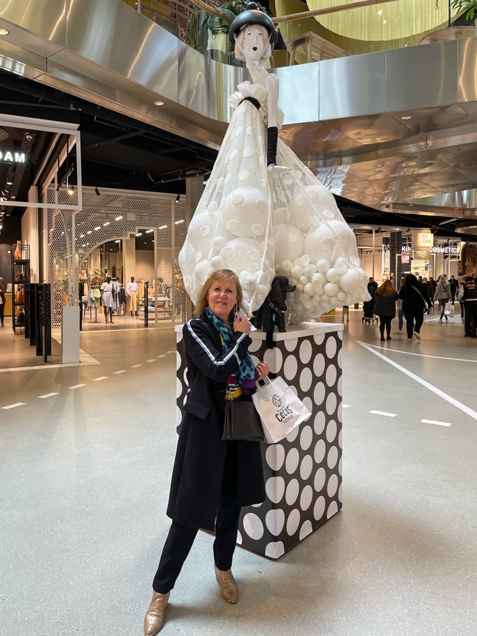 Marjolein and a mannequin in the mall