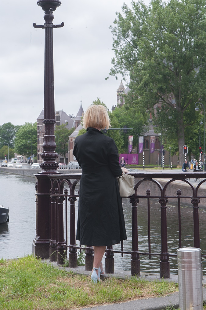 Black linen dress with blue sandals