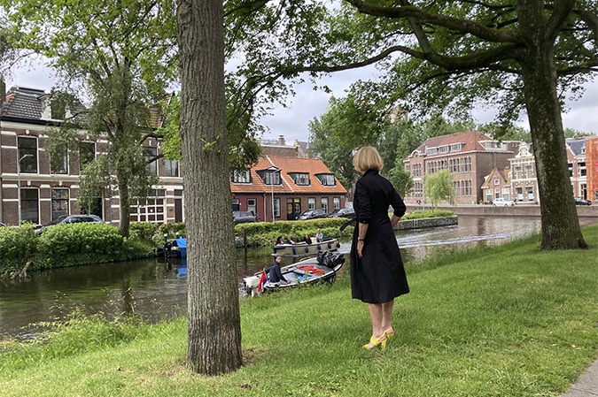 Black linen dress with yellow sandals