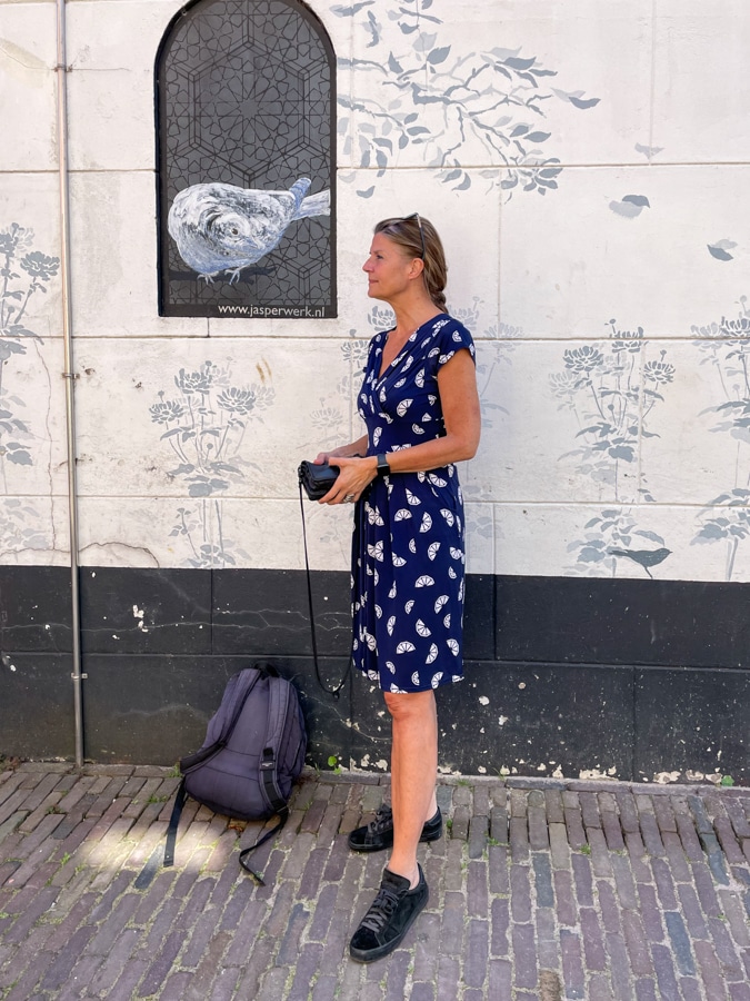 Kitty against the mural