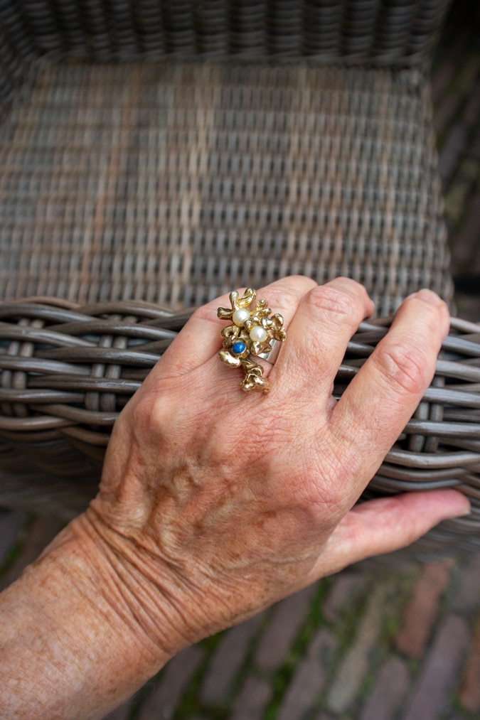 Ring with pearls and lapis lazuli