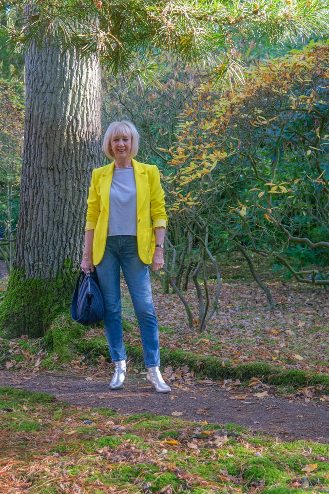 Simple grey top with a yellow blazer