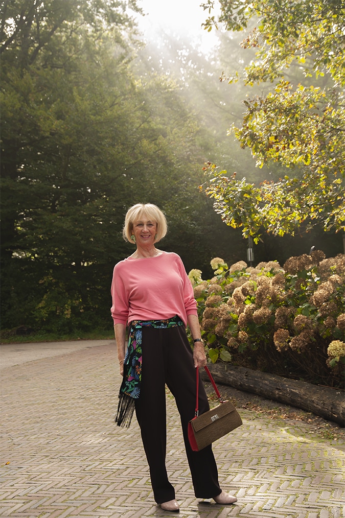 Wide brown trousers with a pink jumper