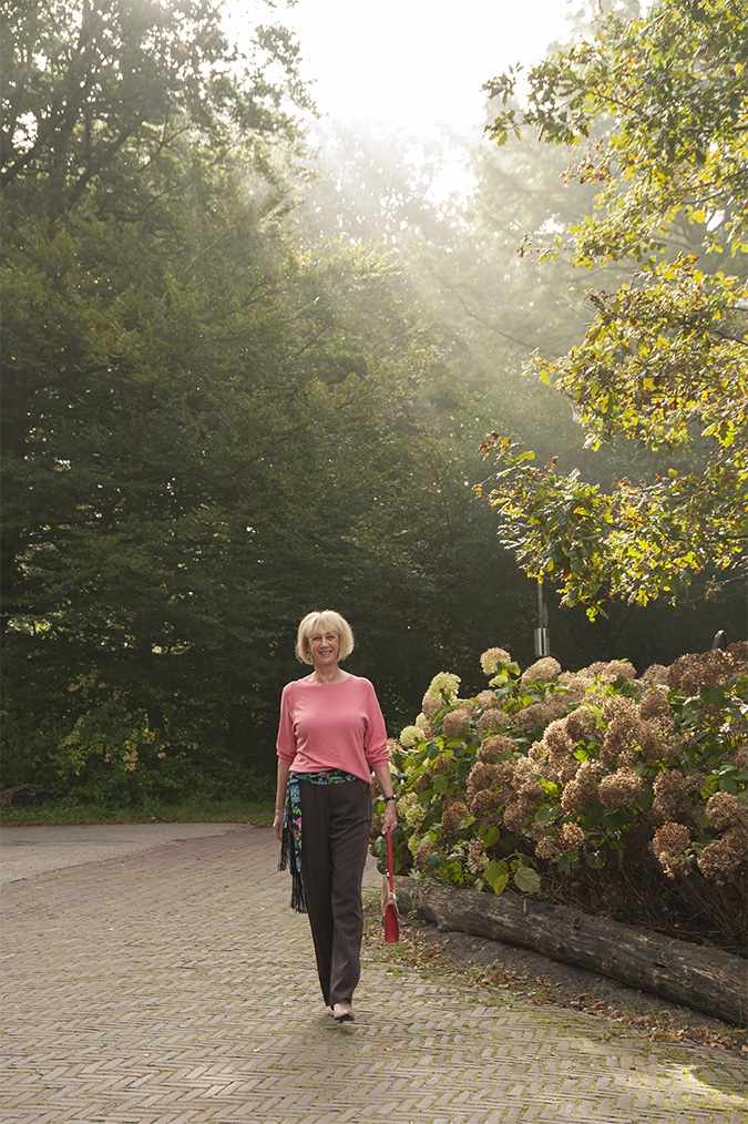 Wide brown trousers with a pink jumper