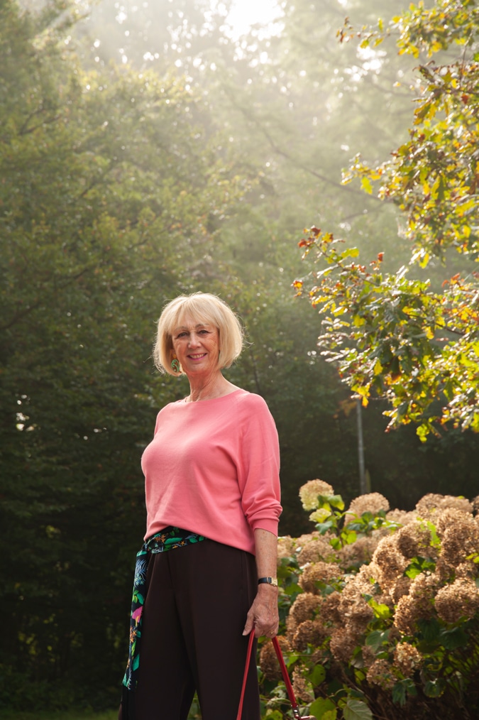 Wide brown trousers with a pink jumper