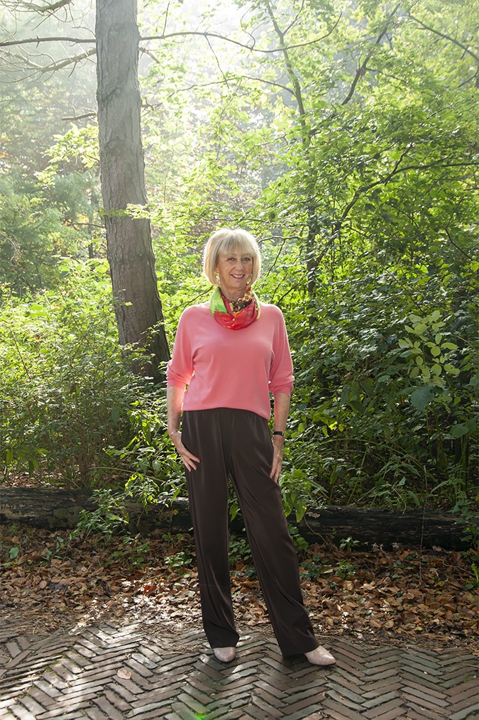 Wide brown trousers with a pink jumper