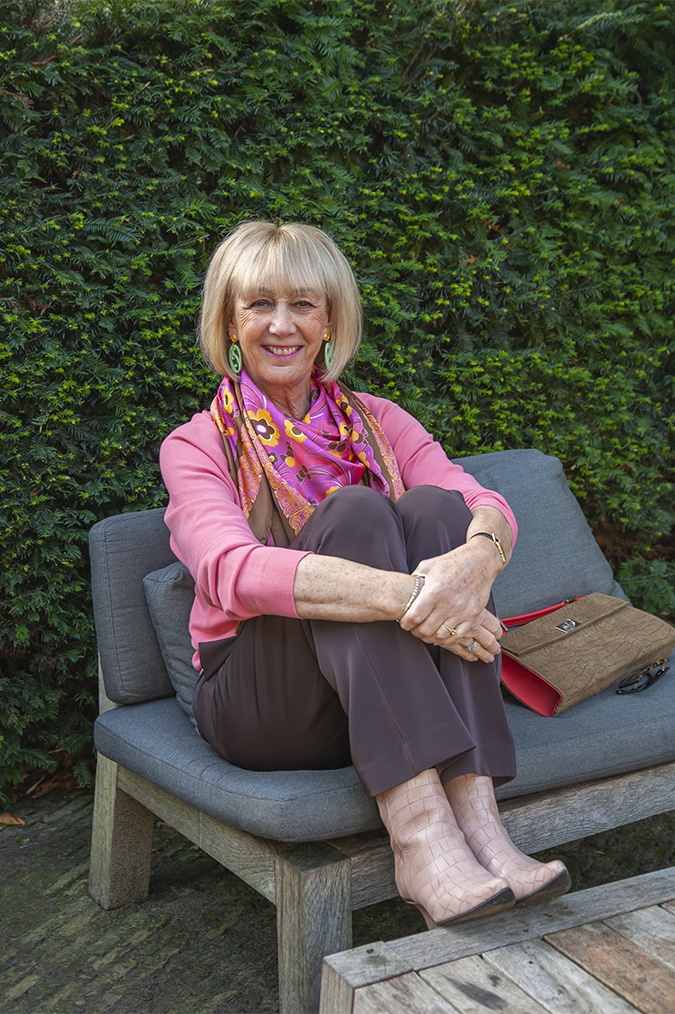 Wide brown trousers with a pink jumper