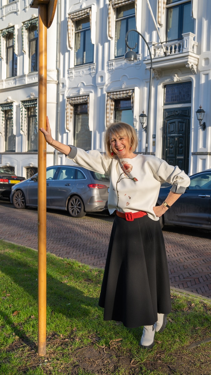 Flared black midi skirt styled in a modern way