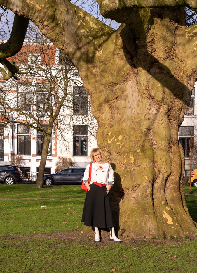 Flared black midi skirt styled in a modern way