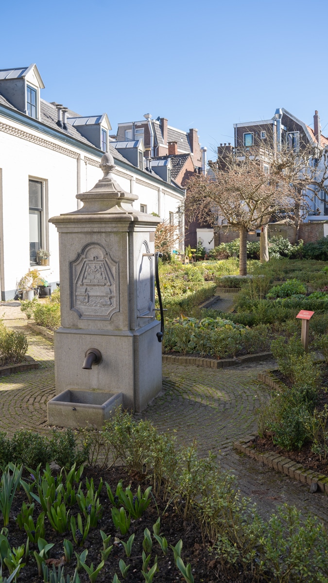 almshouse courtyard Den Groenen Thuijn