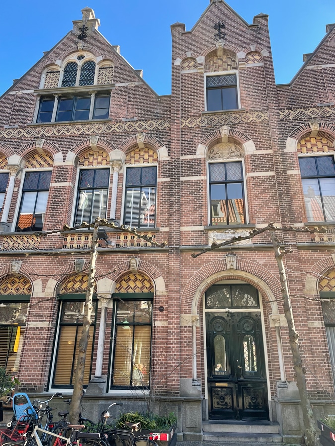 Entrance almshouse courtyard Den Groenen Thuijn