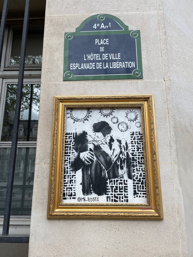 Rogue drawing on building in Paris