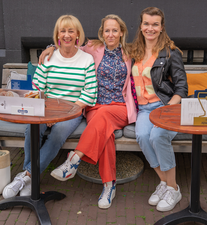 Green and white striped jumper and the Shopping Saturday girls