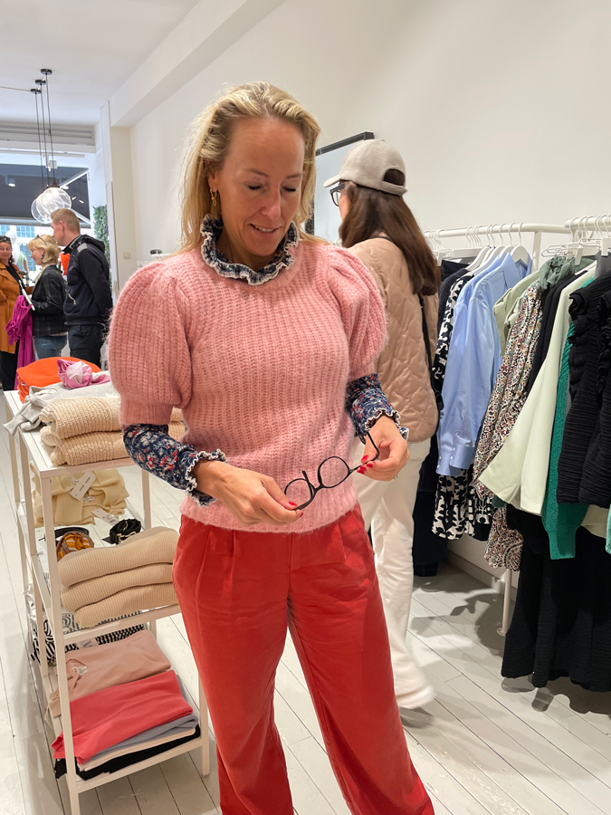 Sabine in pink jumper