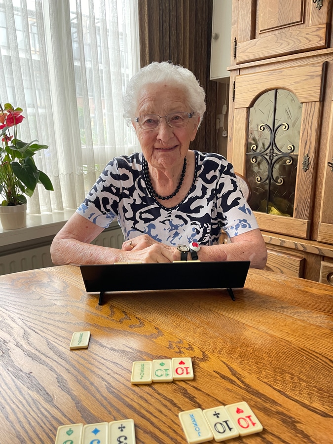 mum playing Rummikub