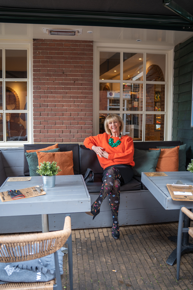 Pencil skirt with floral tights