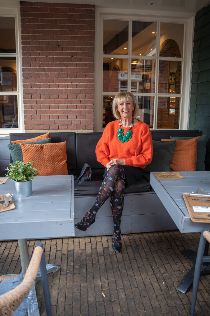 Pencil skirt with floral tights