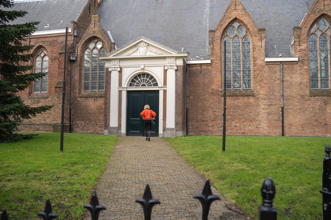 Pencil skirt with floral tights
