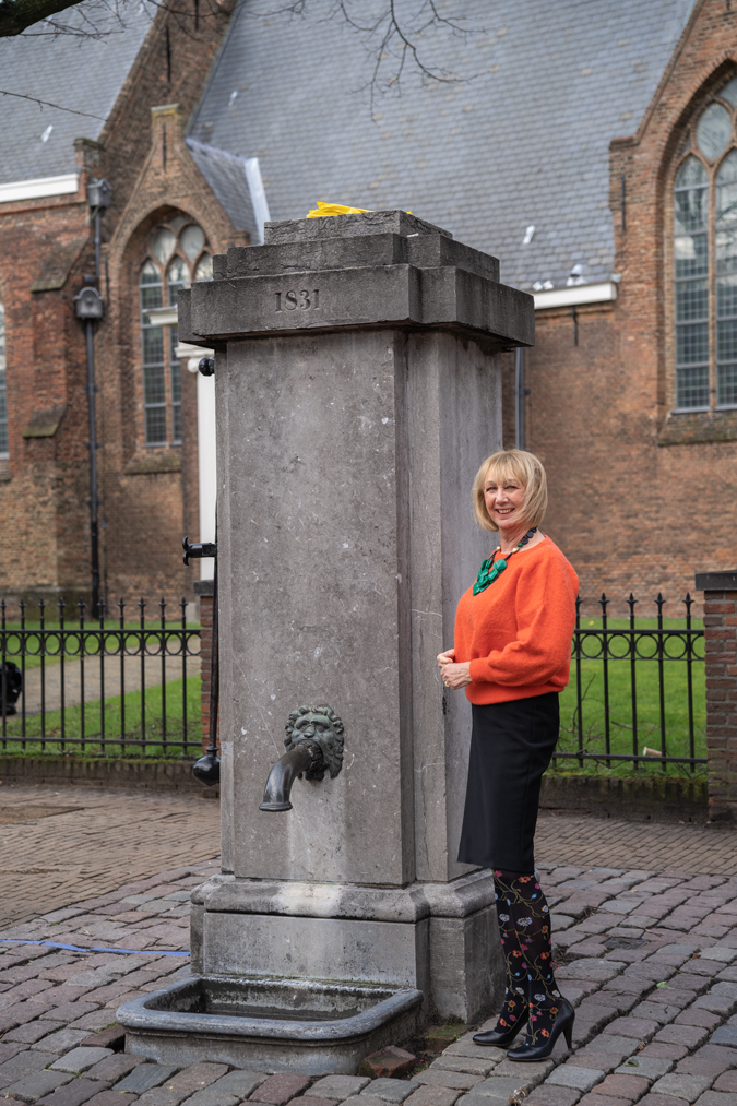 Pencil skirt with floral tights