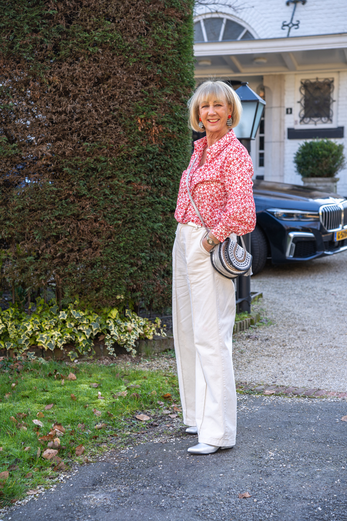 Wide cream trousers with a red and white shirt