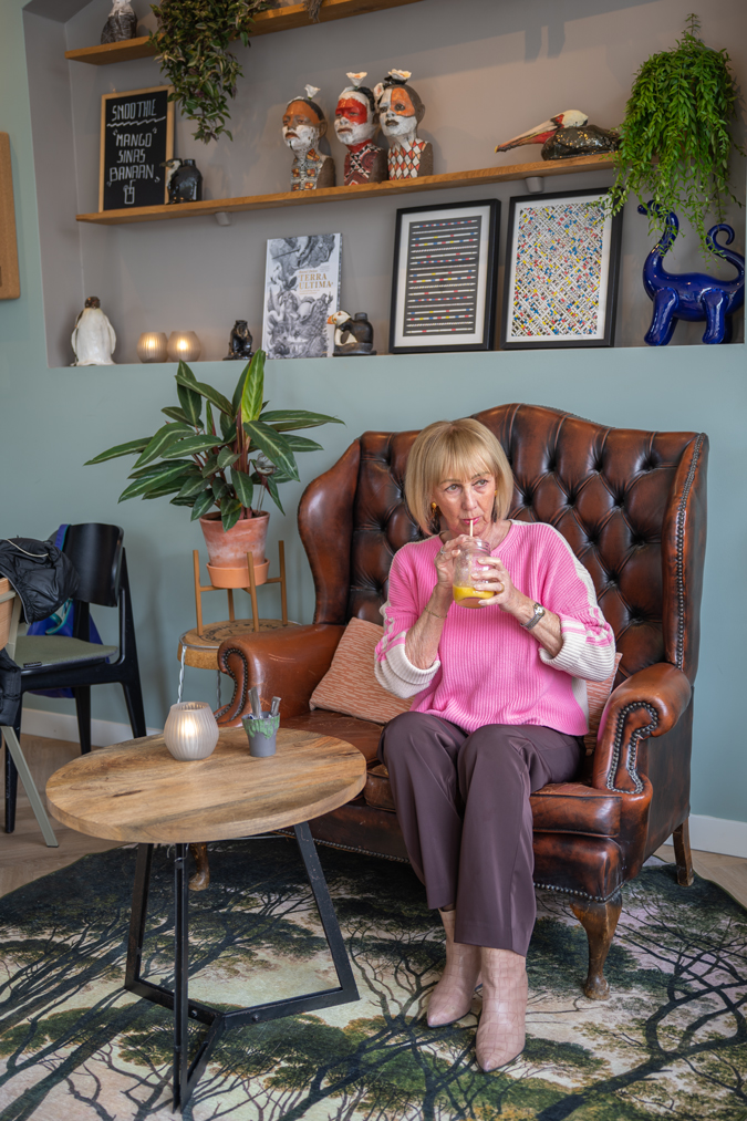 Brown trousers with a pink jumper