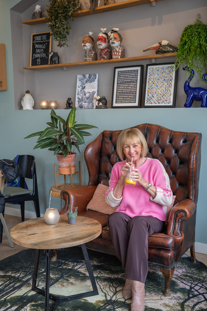 Brown trousers with a pink jumper
