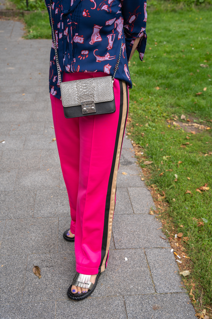 Close-up of shoes, bag and trousers Marjolein