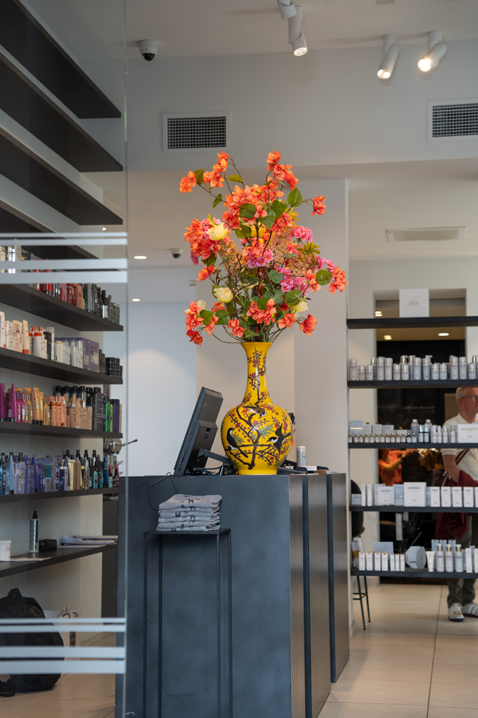 A vase with flowers at Rob Peetoom