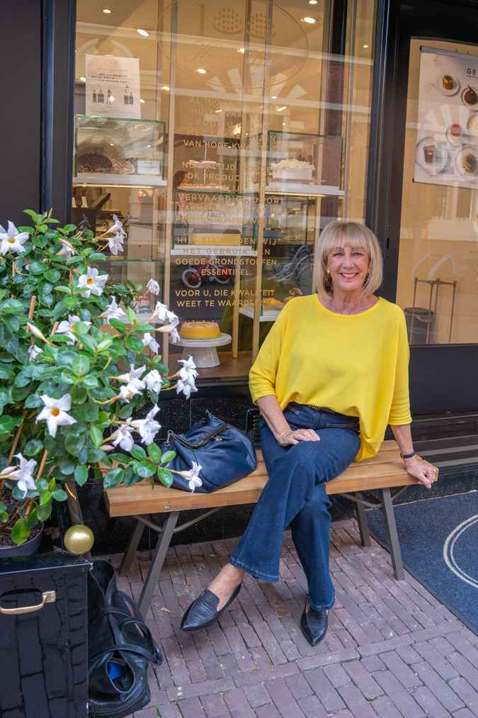 Flared jeans with a yellow top