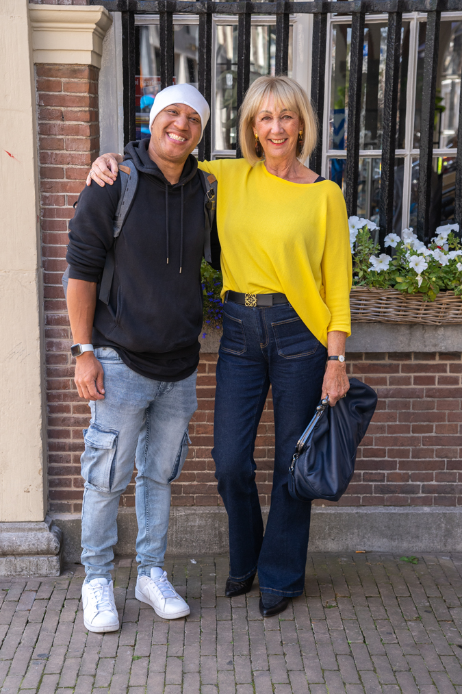 Flared jeans with a yellow top