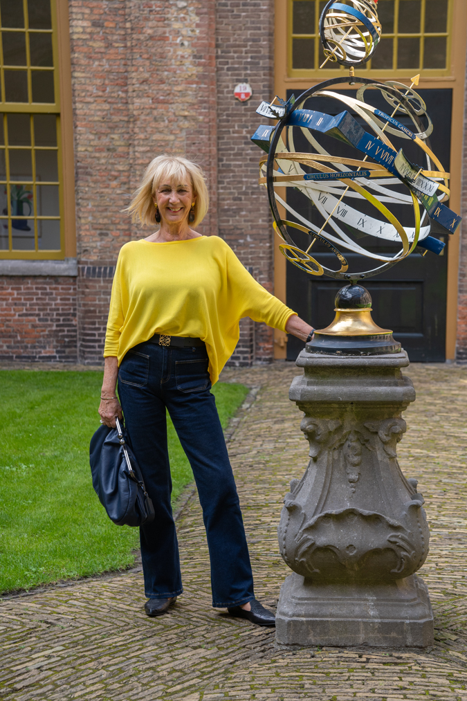 Flared jeans with a yellow top