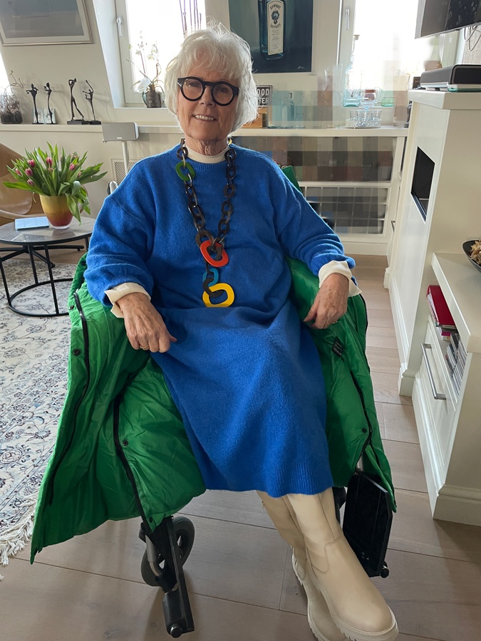 Marianne in blue dress