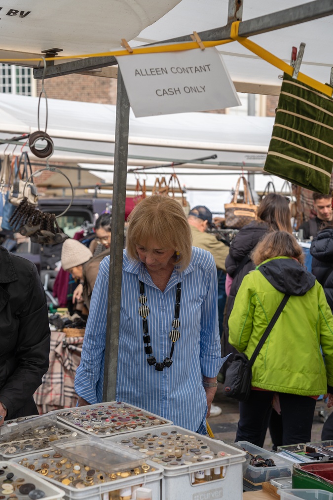 Looking at buttons at the Noordermarkt Amsterdam