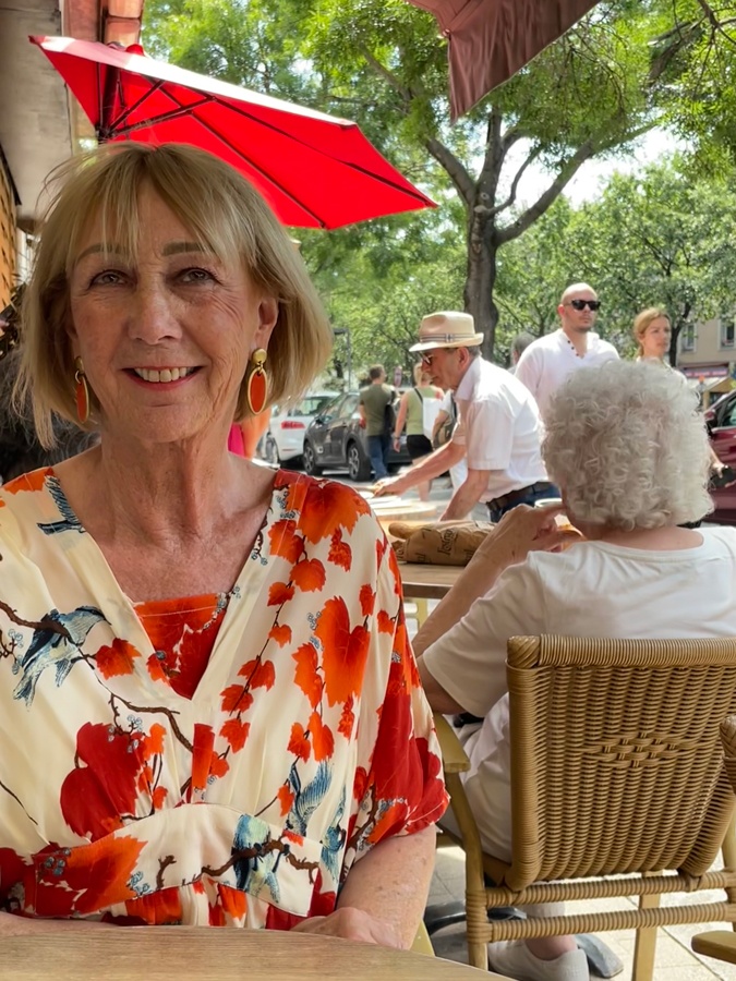 Colourful dress at L'Isle sur la Sorgue
