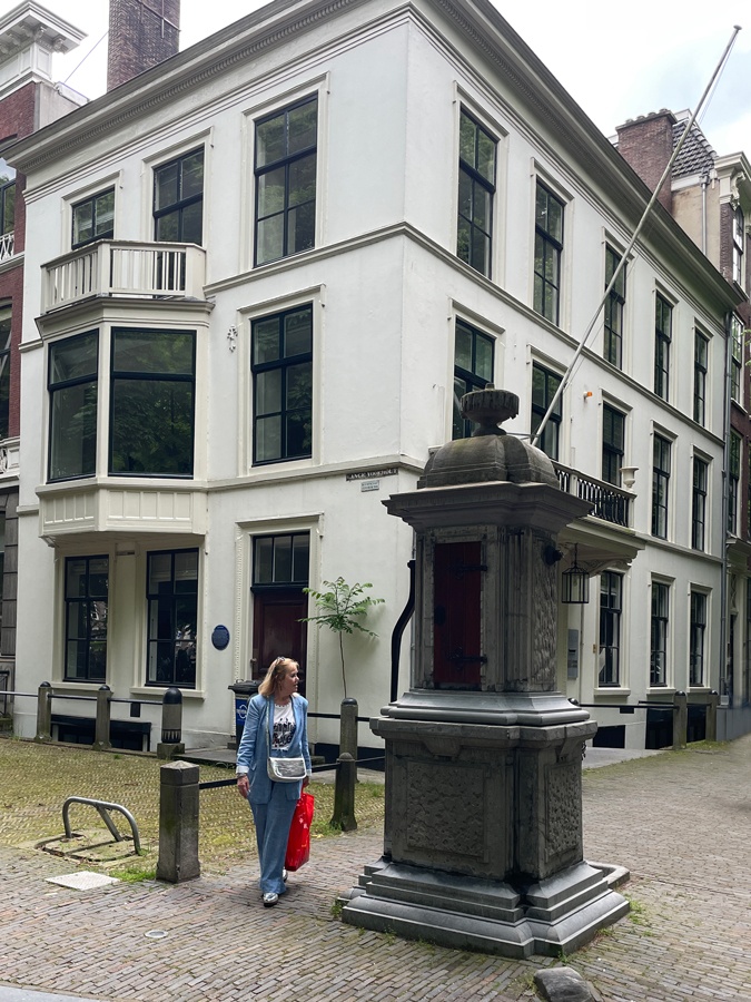 Marjolein at pump Lange Voorhout The Hague