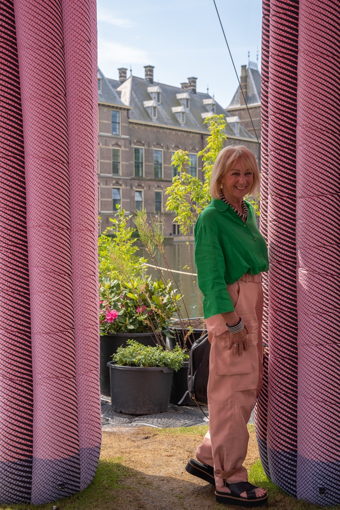 Pink cargo trousers with a green shirt