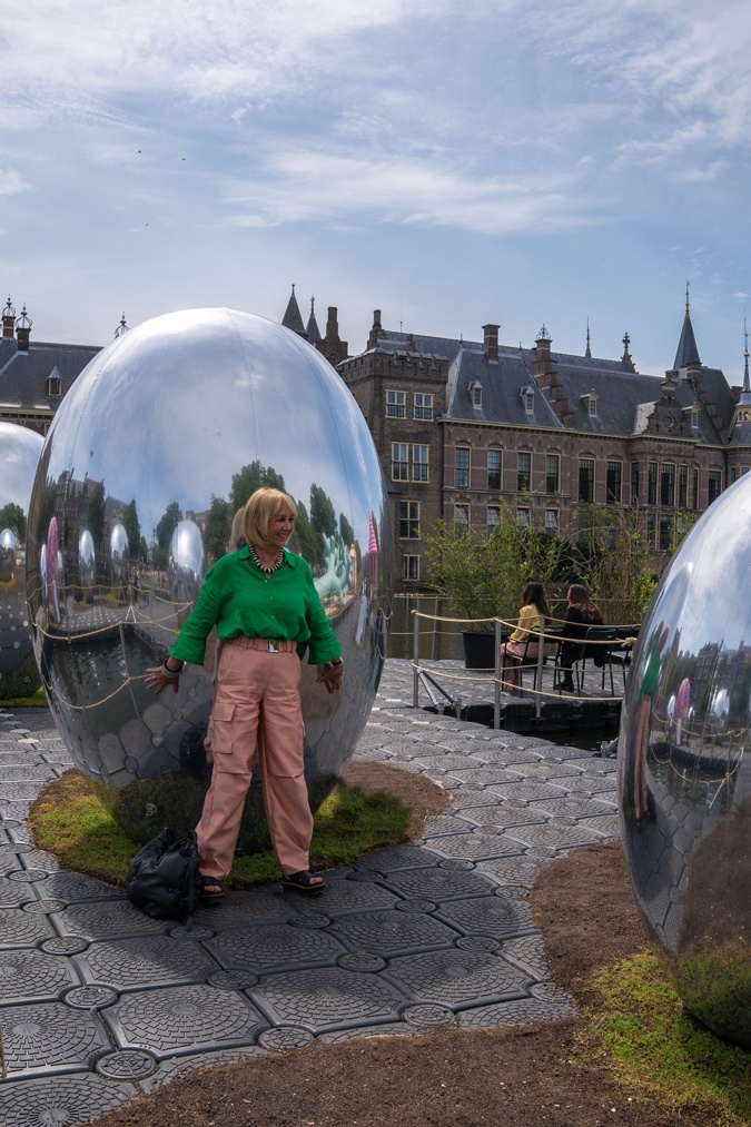 Pink cargo trousers with a green shirt