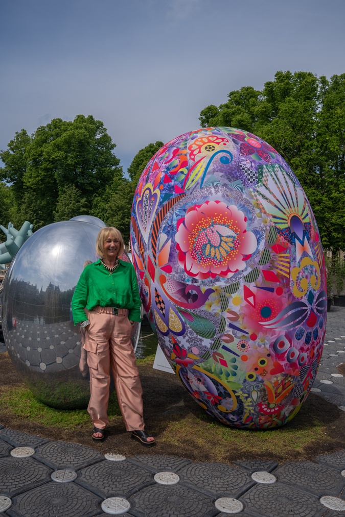 Pink cargo trousers with a green shirt