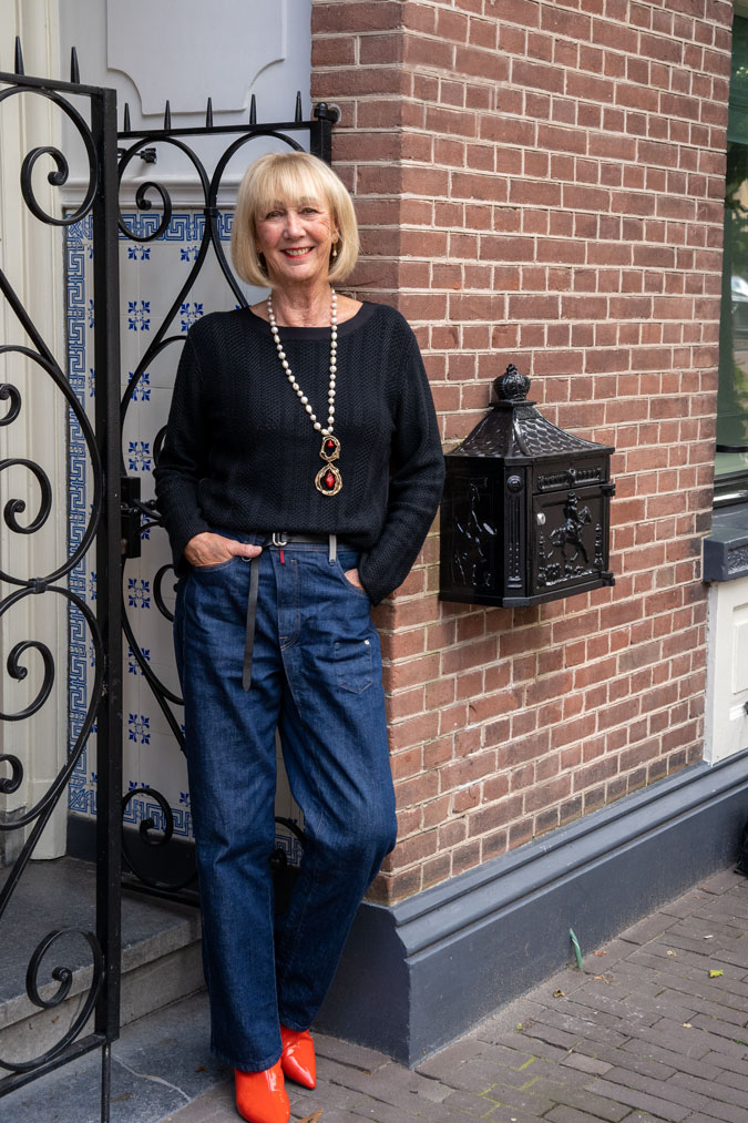 Baggy jeans with a black jumper and orange boots