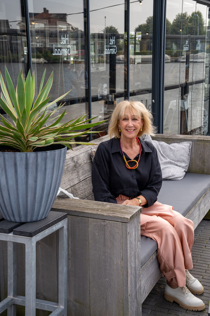 pink cargo trousers with a black linen shirt