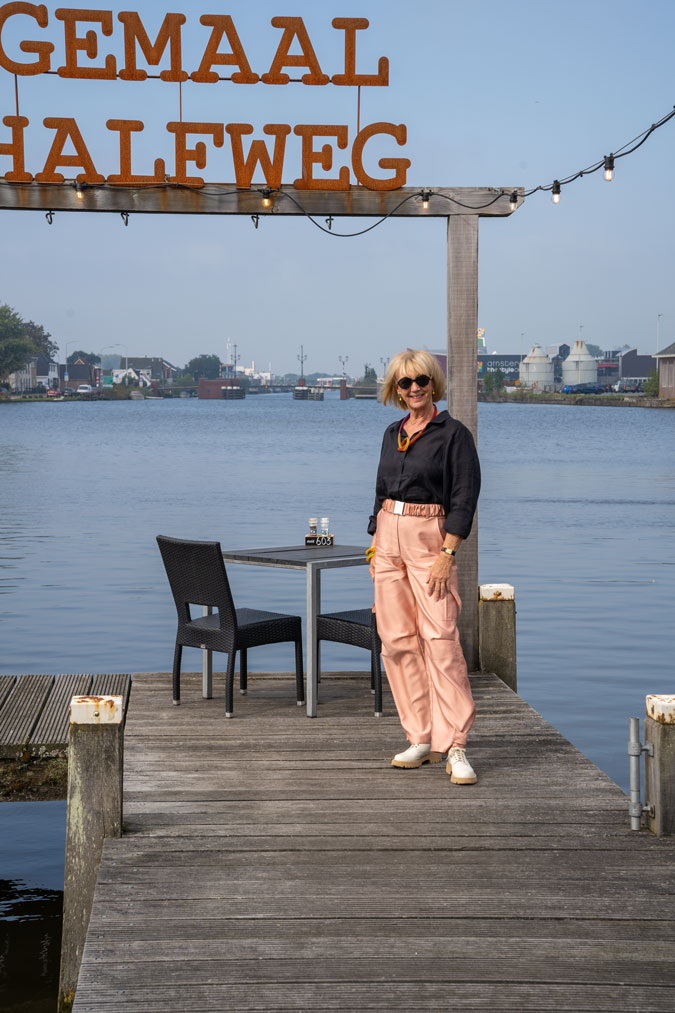 pink cargo trousers with a black linen shirt