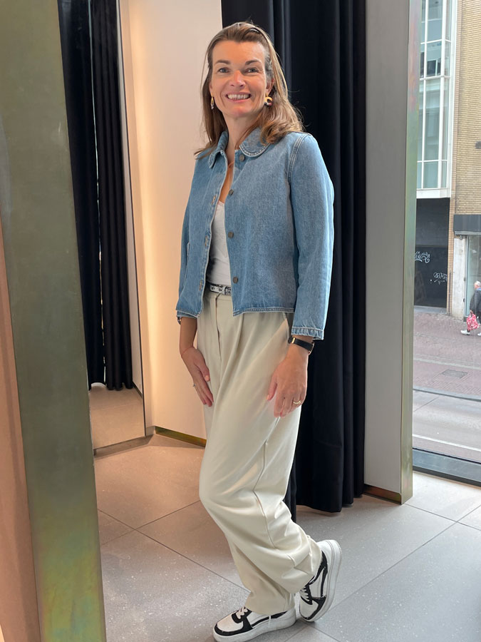 Anke trying on a denim jacket