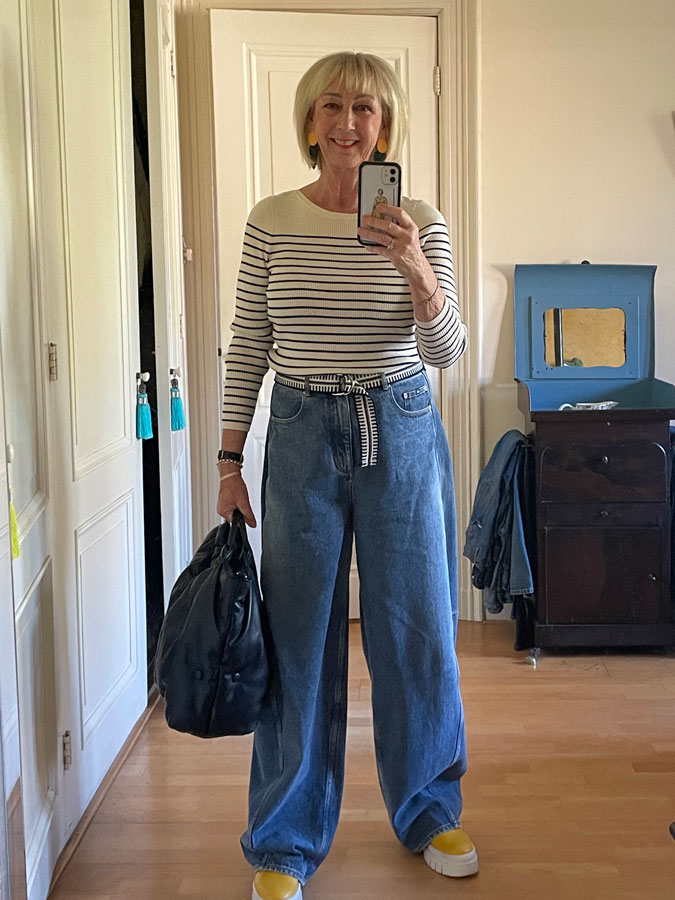 Barrel jeans with black and cream top