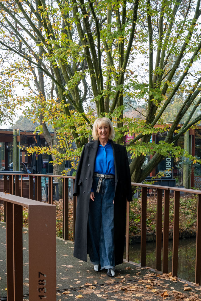 Wide jeans with a bright blue shirt