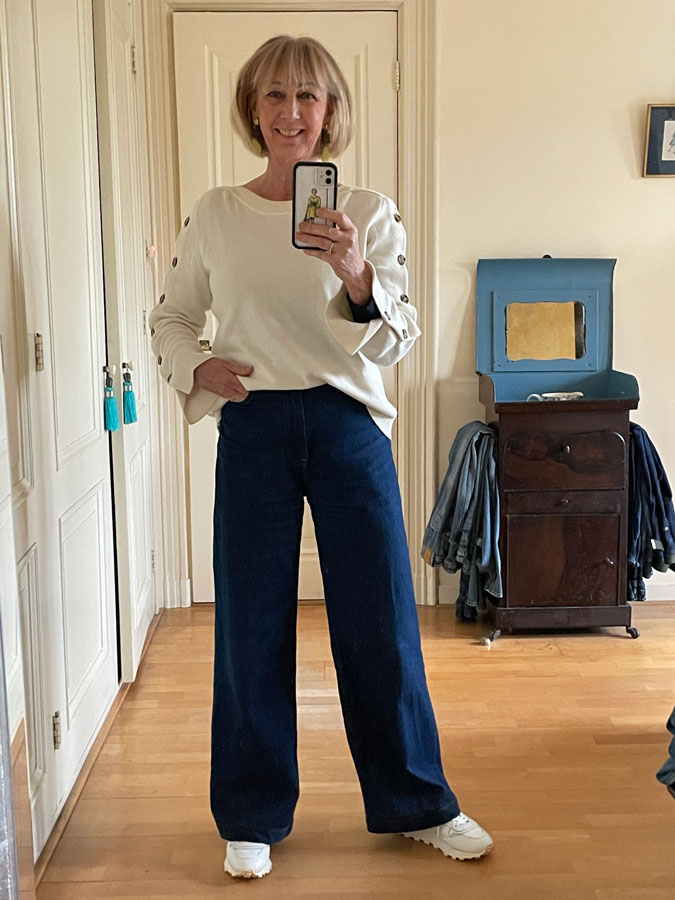 Wide jeans with a cream jumper